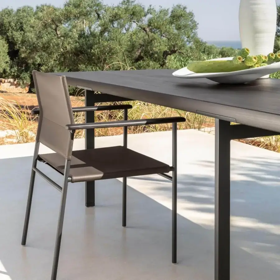 Elegant Talenti Allure armchair with steel frame, wood armrests and eco-leather seat in dark tones with a refined finish