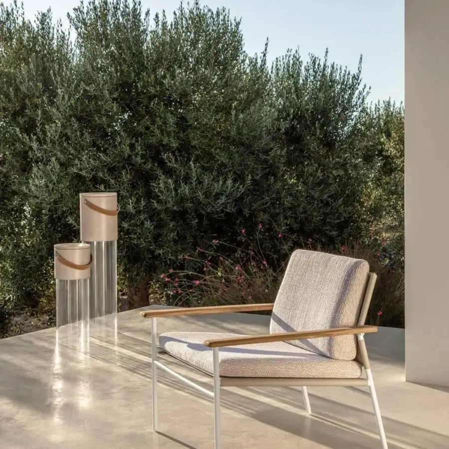 Distinguished Talenti Allure lounge chair with steel and eco-leather structure, light beige textured cushions and matte white finish