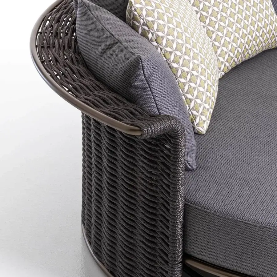 Superior Rugiano Marina daybed with bronze metal structure and hand-braided dark brown rope complemented by gray textile cushions