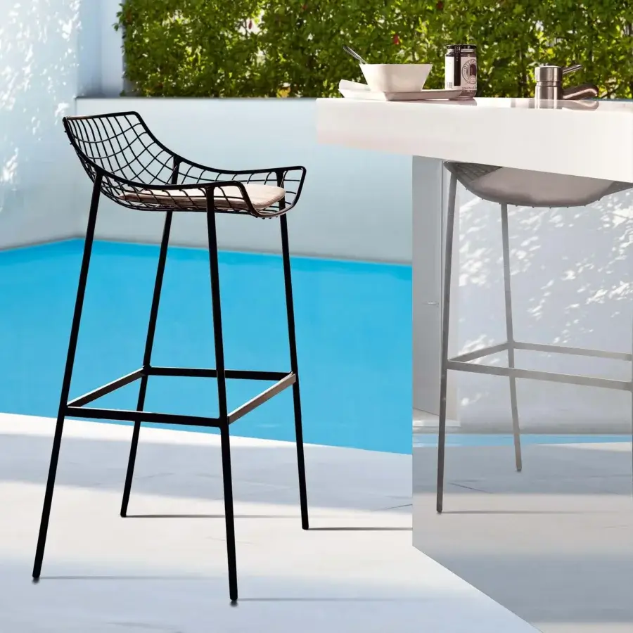 Exceptional Varaschin Summer Set stool with a powder-coated steel grid and angular geometric silhouette in matte black