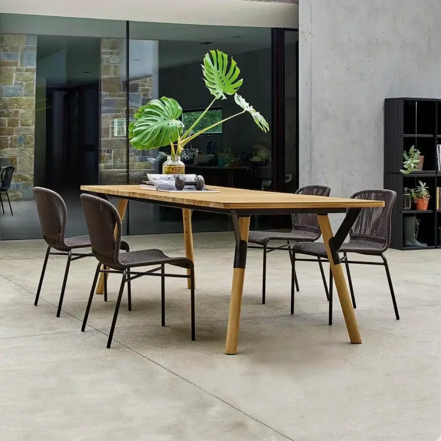 Superior Varaschin Link table with a powder-coated aluminum structure and rich teak wood tabletop in warm brown tones with satin finish