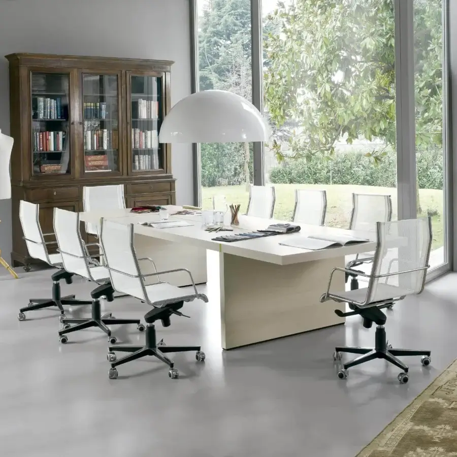 Distinguished 4 Mariani Blade table with light beige melamine and saddle leather edges in a matte finish