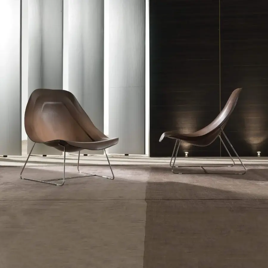 Distinguished 4 Mariani Oyster Light lounge chair with curved form crafted in saddle leather and chrome steel