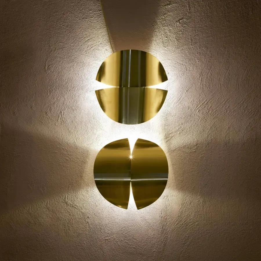Exclusive Rugiano Duo wall lamp crafted in golden brass metal with a polished sheen and floral silhouette