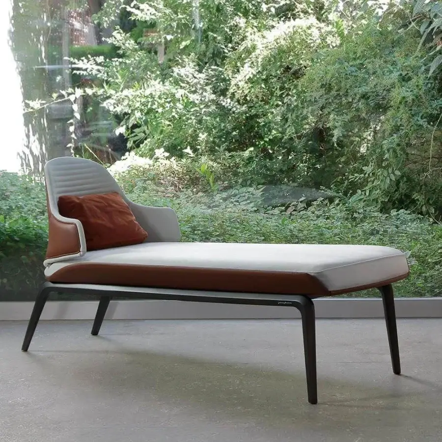 Exceptional Reflex Vela chaise lounge with warm brown leather upholstery, light gray quilted backrest and lacquered wood base