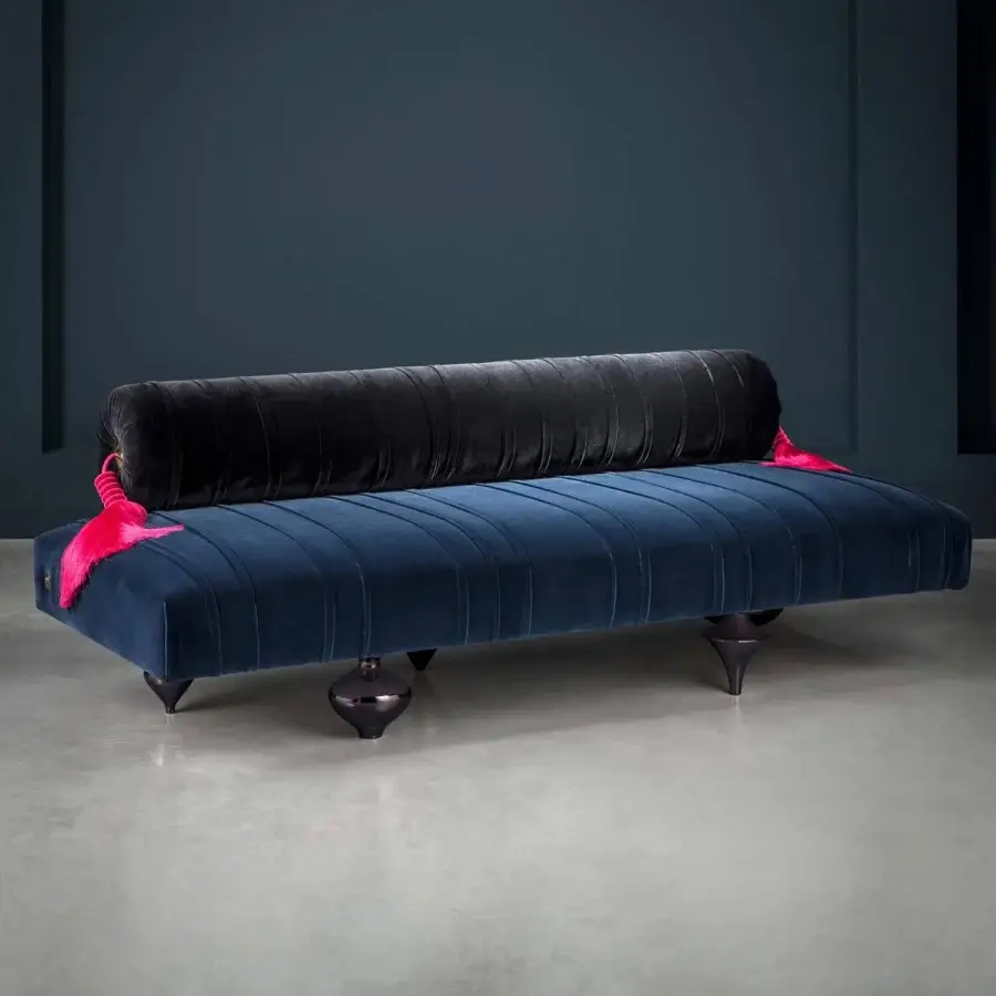 Distinguished Il Pezzo Mancante Il Pezzo 1 chaise lounge upholstered in deep blue velvet with glossy dark legs and bright pink accents