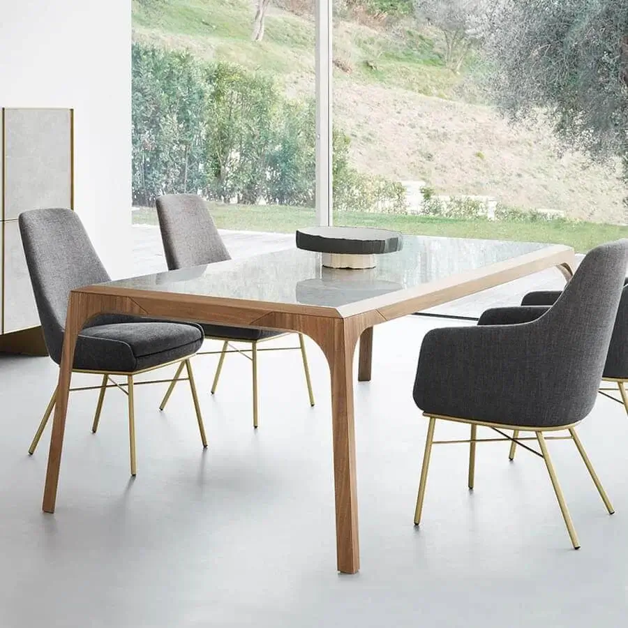 Distinguished Presotto Relevè table with sculpted light-toned wood legs and a smooth glossy clear glass tabletop