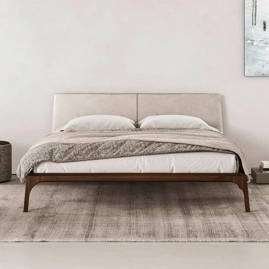 Elegant Presotto Relevè bed with dynamic lines crafted in medium-brown wood and neutral leather or Tecnopelle headboard with satin finish