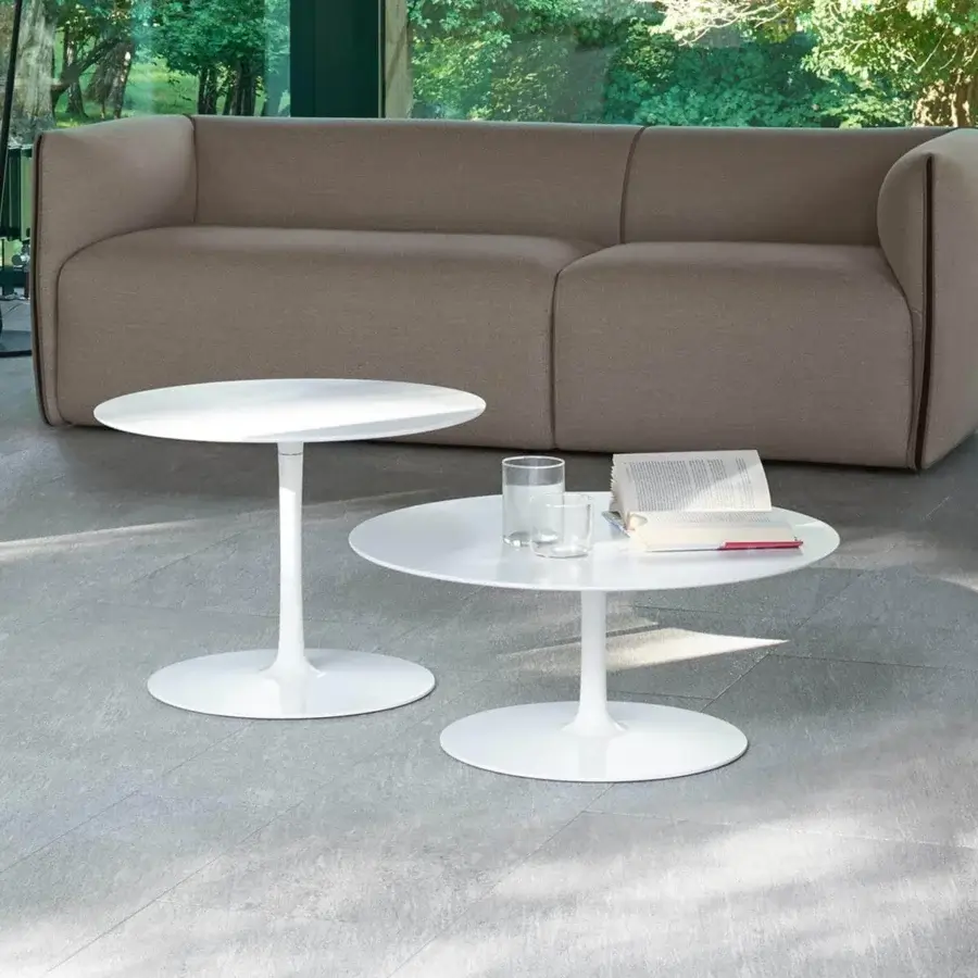 Elegant MDF Italia Flow coffee table with circular top and round base in glossy white Cristalplant® and painted aluminum