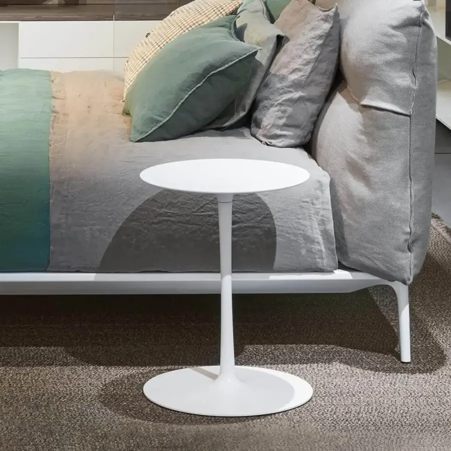 Superior MDF Italia Flow nightstand with painted aluminum base and matt white Cristalplant® top in glossy white finish