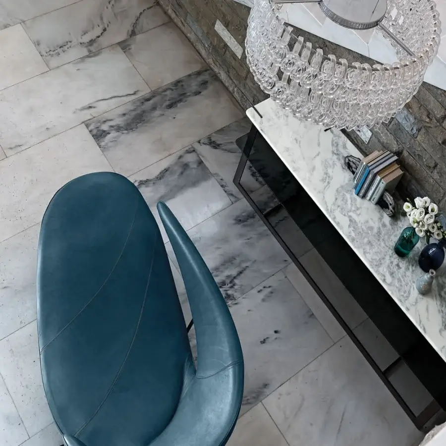 Exceptional Arketipo Manta chaise lounge with organic form upholstered in smooth blue leather and Oxy Grey metal base