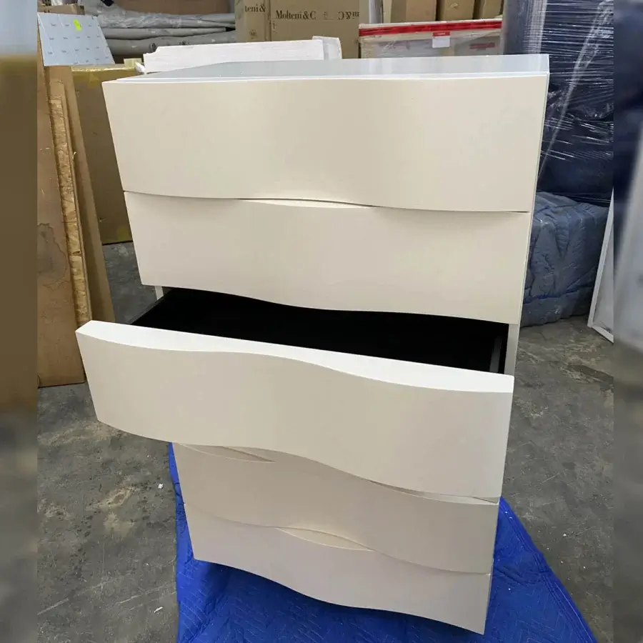 Superior Reflex Onda dresser with curved, wave-like drawer fronts in off-white matte lacquered wood and black plinth