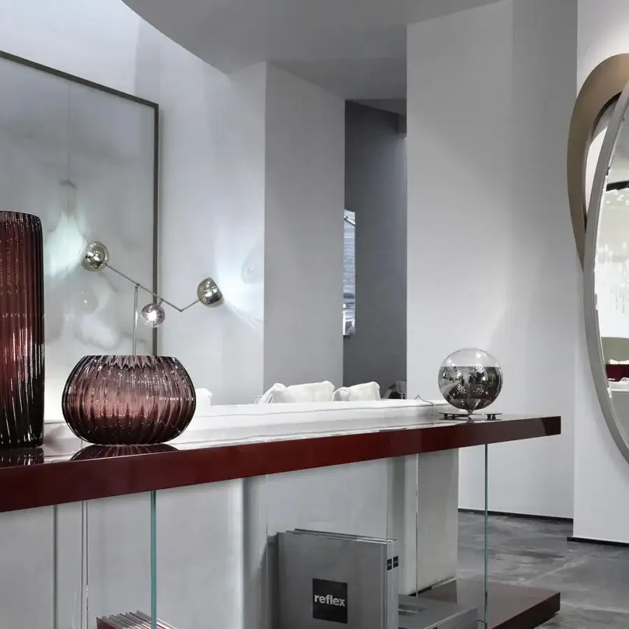 Distinctive Reflex Galassia mirror with extra clear glass, a beveled edge and intertwined matte silver, glossy bronze wooden bands