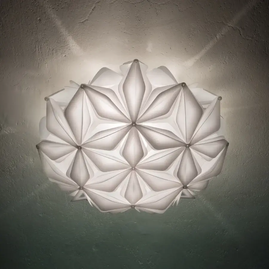 Superior Slamp La Vie ceiling/wall lamp with a petal-like design crafted from Lentiflex and Opalflex in white