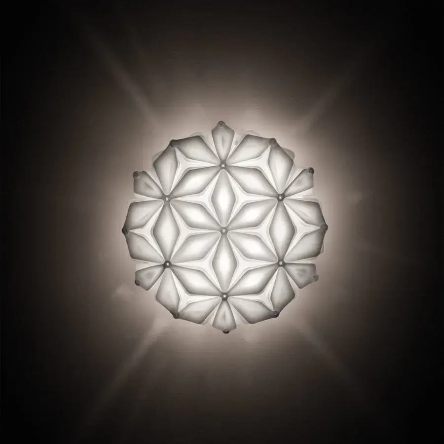 Distinguished Slamp La Vie ceiling/wall lamp with geometric floral-inspired design crafted in smooth white Opalflex and Lentiflex