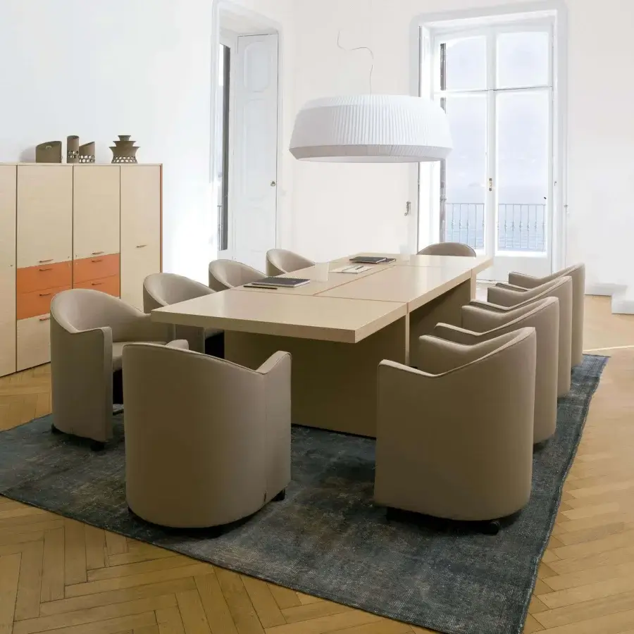 Distinguished 4 Mariani Blade table with natural oak wood and saddle leather edges in a light beige finish