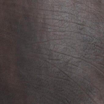 Dark brown leather texture with mottled finish, displaying cracks and wrinkles; cuoio dirt 1020 material, horizontal lines, diffused lighting.