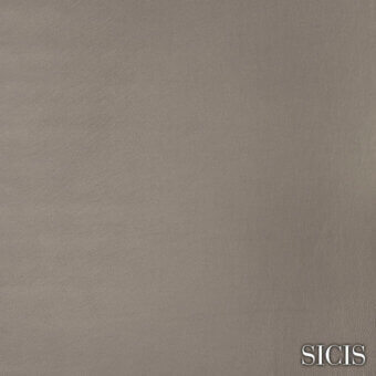 Leather texture sample in platinum gray with a uniform grain, featuring the “SICIS” logo in green, presented on a neutral background.